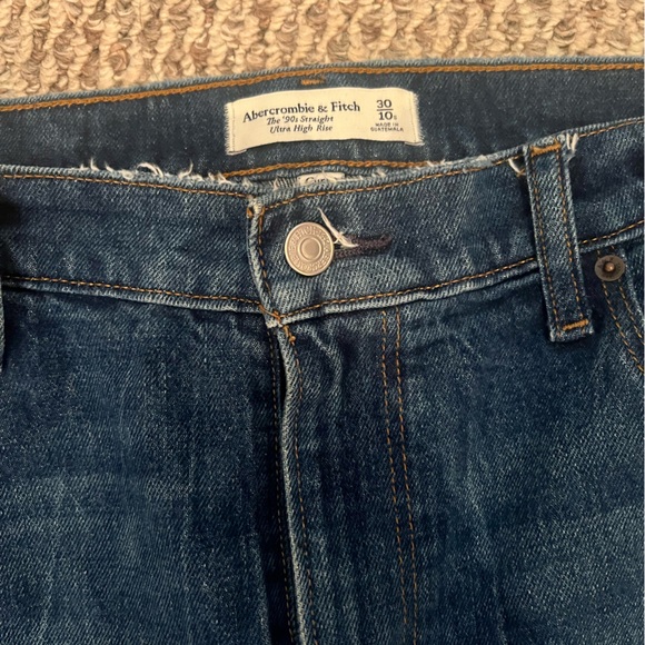 Abercrombie & Fitch Curve Love Ultra High Rise 90s Straight Jean - Picture 4 of 5